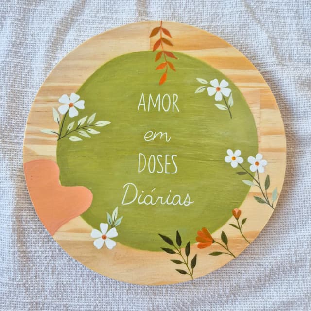 Placa Decorativa de Madeira Amor em Doses Diárias | Pintada à Mão