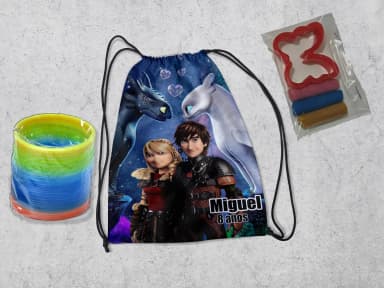 Kit Mochilinha + Mini Massinha de modelar e mola Maluca Como Treinar o seu Dragão