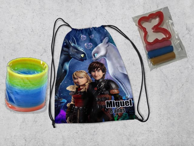 Kit Mochilinha + Mini Massinha de modelar e mola Maluca Como Treinar o seu Dragão
