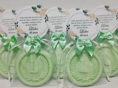 Lembrancinha 88 Anos: Sabonete Letra Inicial Personalizada