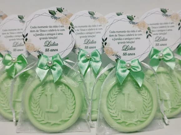 Lembrancinha 88 Anos: Sabonete Letra Inicial Personalizada