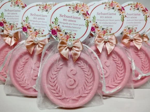 Lembrancinha 80 Anos: Sabonete Letra Inicial Personalizada