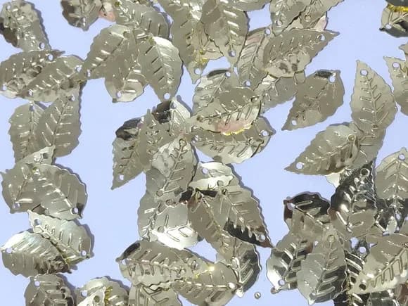 Pingente Folha Dourada 1,2cm Pacote com 100 Unidades
