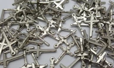 Pingente Crucifixo de ABS Prateado de 2,2cm Pacotes C/ 25 Un