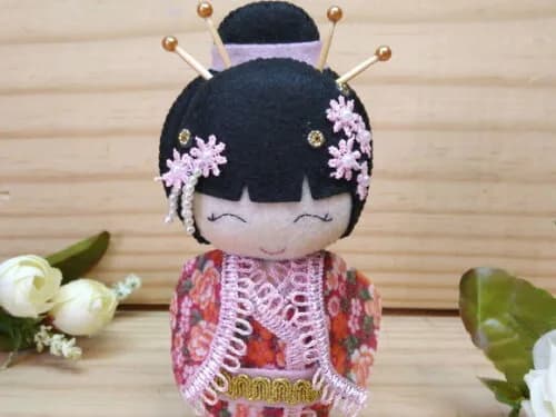 Boneca Kokeshi em feltro 15 cm