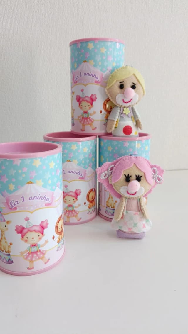 Cofre com chaveiro em feltro personalizado.