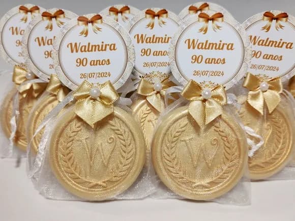 Lembrancinha 90 Anos: Sabonete Letra Inicial Personalizada
