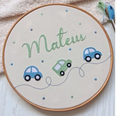 Porta Maternidade Bordado à Mão - Carrinhos Verde e Azul