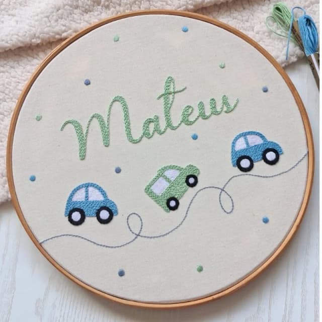 Porta Maternidade Bordado à Mão - Carrinhos Verde e Azul