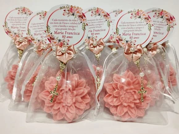 Lembrancinha 80 Anos: Sabonete Flor Dália com Mini Terço