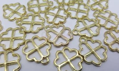 Pingente de Trevo Dourado de 2cm - 15 Unidades