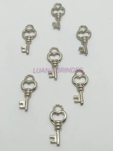 Pingente de Chave em Metal Prateado - pct com 12 unidades