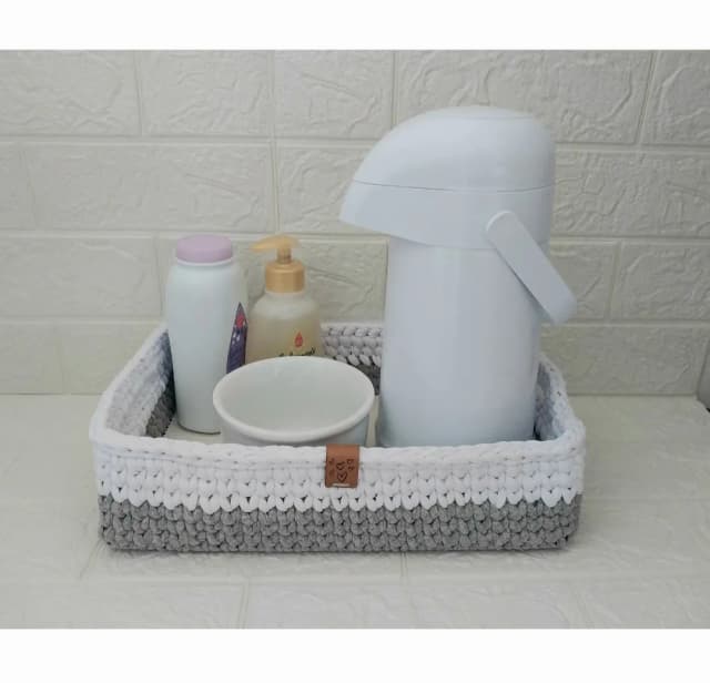 Bandeja crochê para produtos de bebê  + molhadeira Cinza e Branco