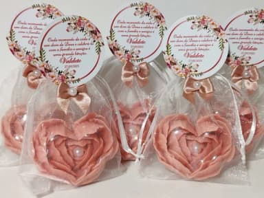 Lembrancinha de Aniversário 80 Anos: Sabonete Coração Flor