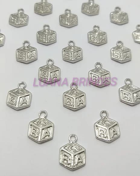 Pingente Dado Abc de Metal em Prata - Pct C/10 Unid
