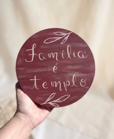 Placa Decorativa de Mesa Madeira Pinus Família é Templo 20cm