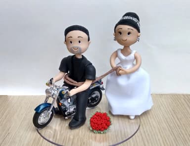 casal de noivinhos topo de bolo na moto