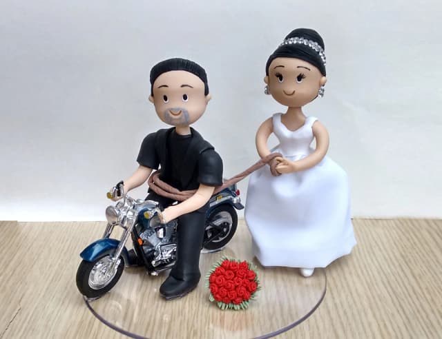 casal de noivinhos topo de bolo na moto