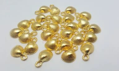 Pingente Concha Dourada de 1,7cm Metal Pacote com 10 Peças