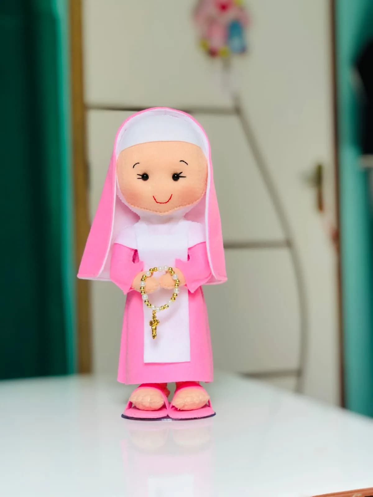 freira rosa em feltro