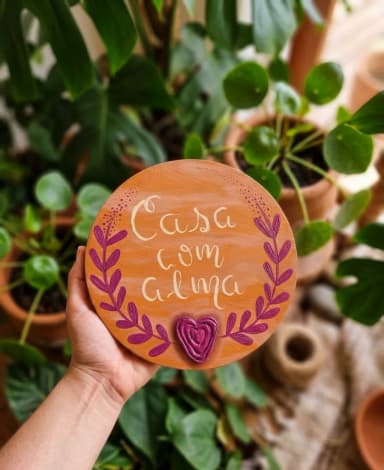 Placa Decorativa de Mesa Madeira Pinus Casa com Alma Textura 20cm