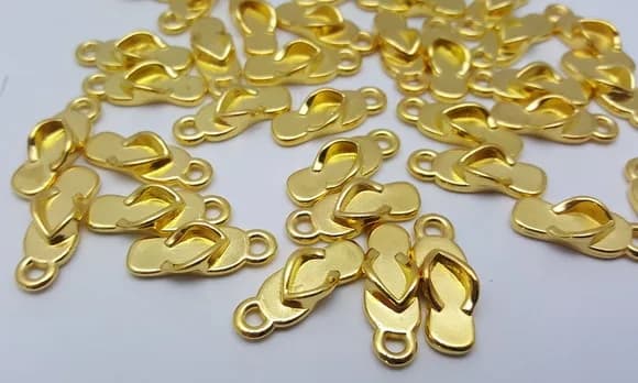 Pingente de Chinelinho Dourado de 2,1cm -20 unidades