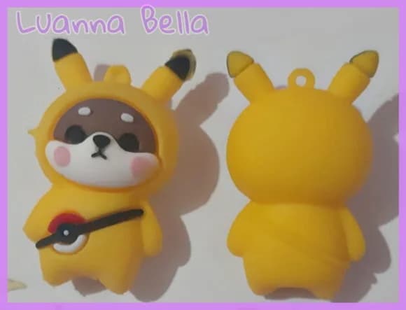 Pingente Ursinho c/Roupa Pikachu de Borracha 5cm-Pct 2 Unid