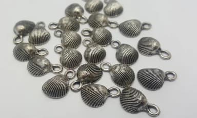 Pingente de Concha Prata Velha de 1,7cm em Metal