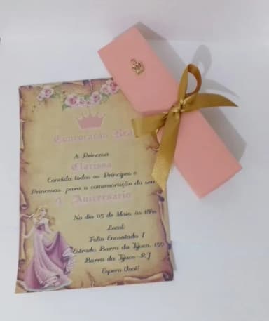 Convite pergaminho na caixa Princesa coroa realeza