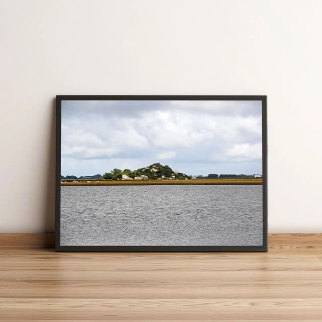 Quadro com Paisagem de Lago Ilha Rochosa e Céu Nublado 2033
