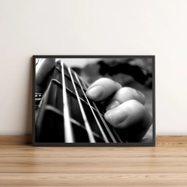 Quadro Mão nas Cordas em Preto e Branco 35
