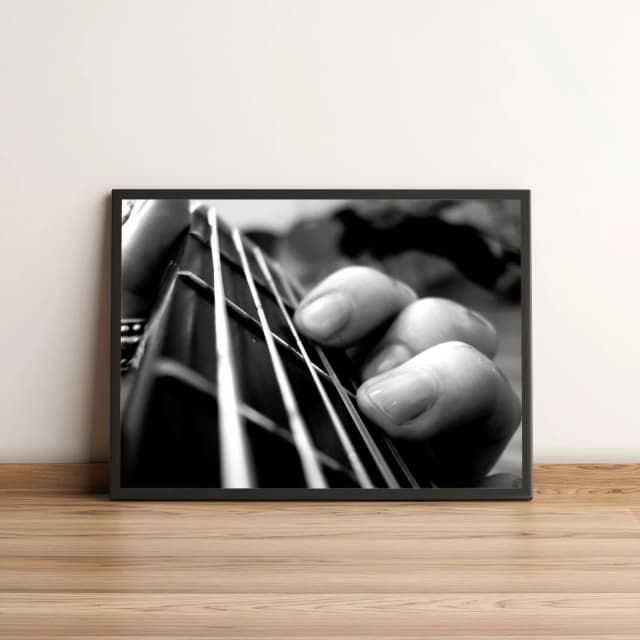 Quadro Mão nas Cordas em Preto e Branco 35