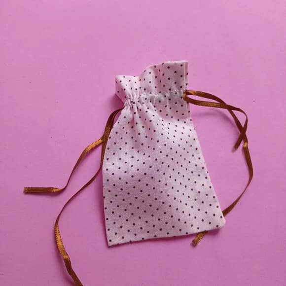 Saquinho Algodão Rosa Bolinha Marrom com Fita 7x11cm