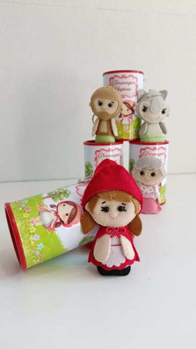 Cofre com chaveiro em feltro personalizado.