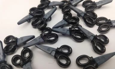 Aplique Botão Tesoura Preta de 3,4cm - Pacote C/15 Unidades