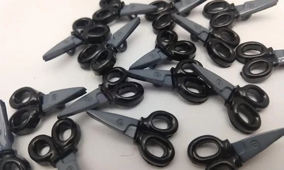 Aplique Botão Tesoura Preta de 3,4cm - Pacote C/15 Unidades