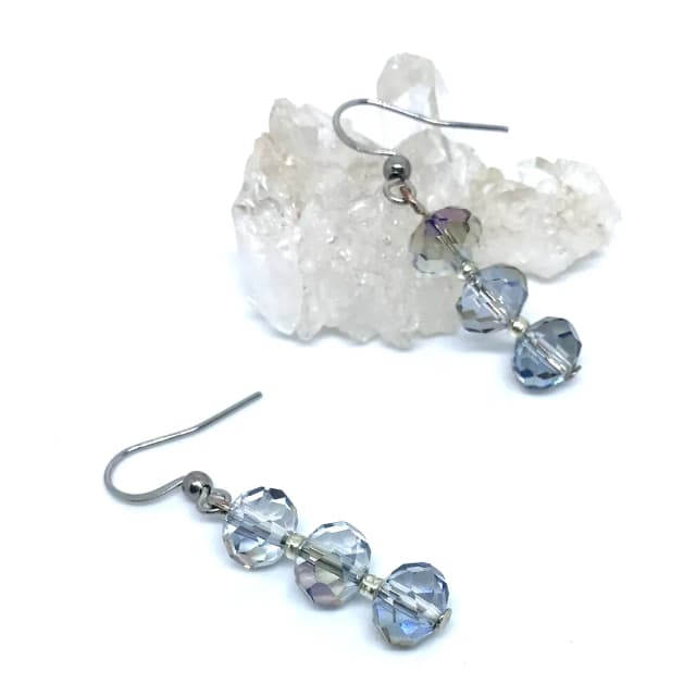 Brinco Aço Cirúrgico Antialérgico Cristal Cinza Azulado efeito Furta-cor Aurora Boreal