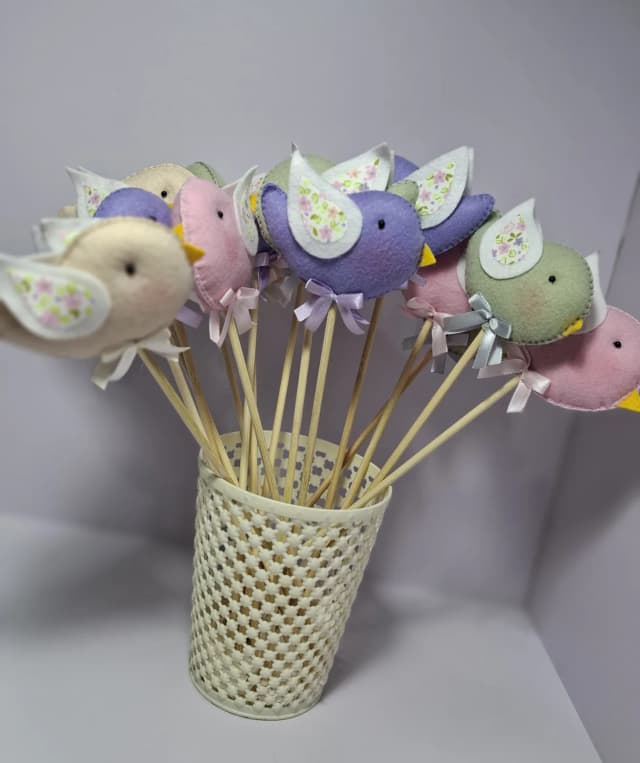 Passarinhos de feltro no palito- linha decoração