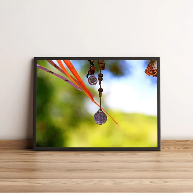 Quadro com detalhes de amuleto e natureza vibrante 843