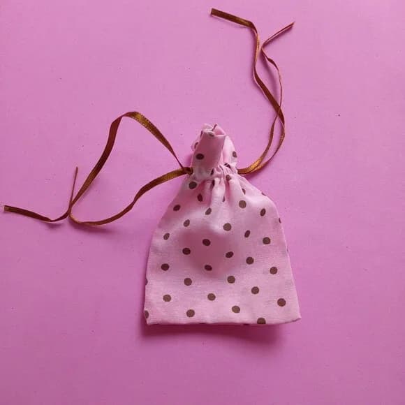 Saquinho Algodão Rosa Bolinha Marrom com Fita 7x11cm
