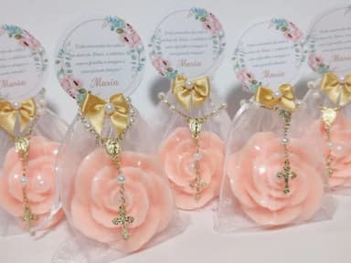 Lembrancinha 90 Anos: Sabonete Rosa Luxo com Mini Terço