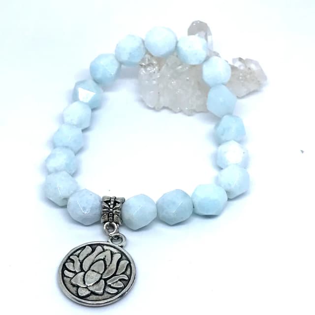 Pulseira de Pedra Natural Água Marinha Leitosa Facetada com Pingente Flor de Lótus