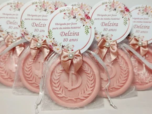 Lembrancinha 80 Anos: Sabonete Letra Inicial Personalizada