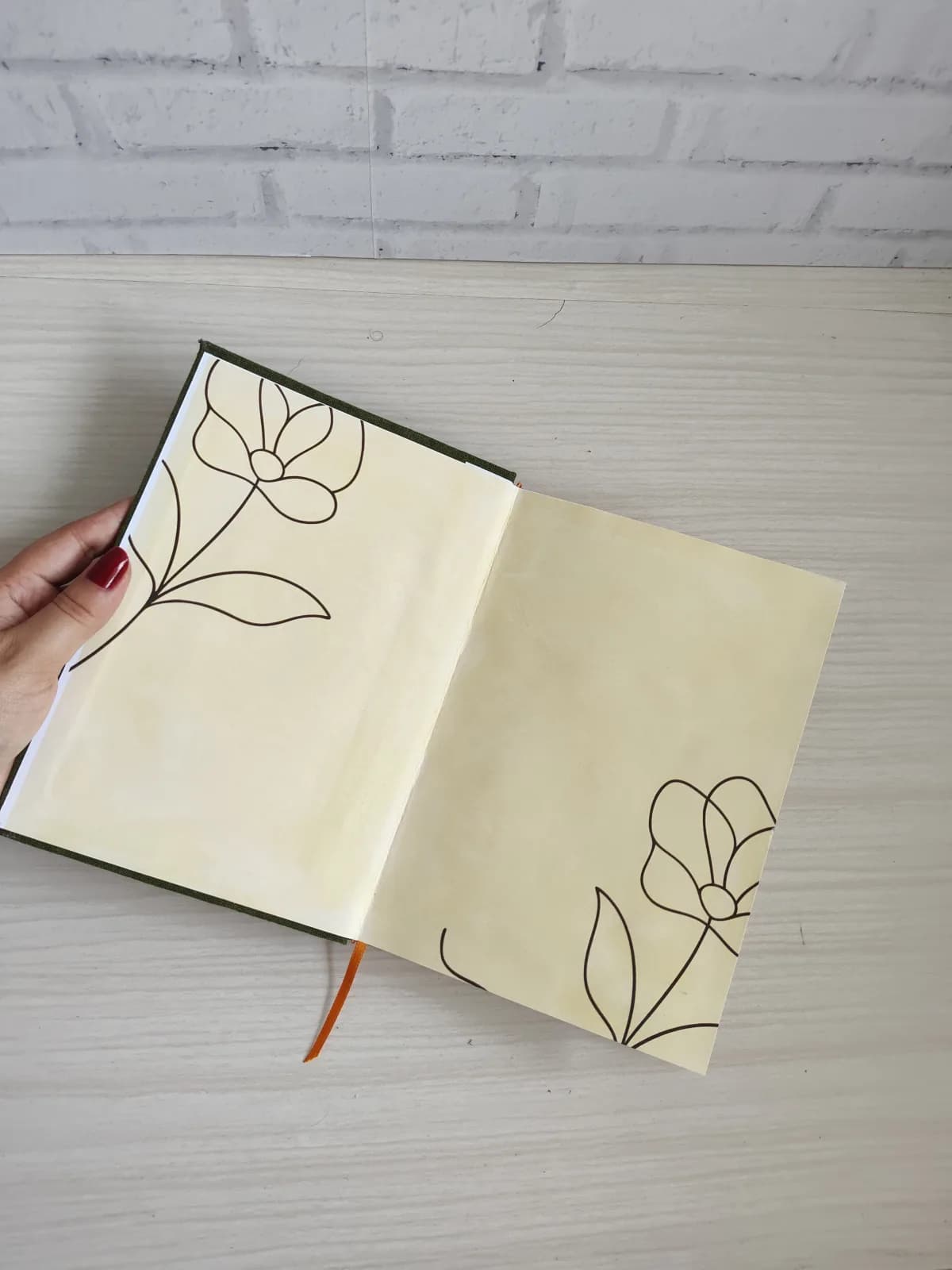 Caderno Bordado Rosa na Janela
