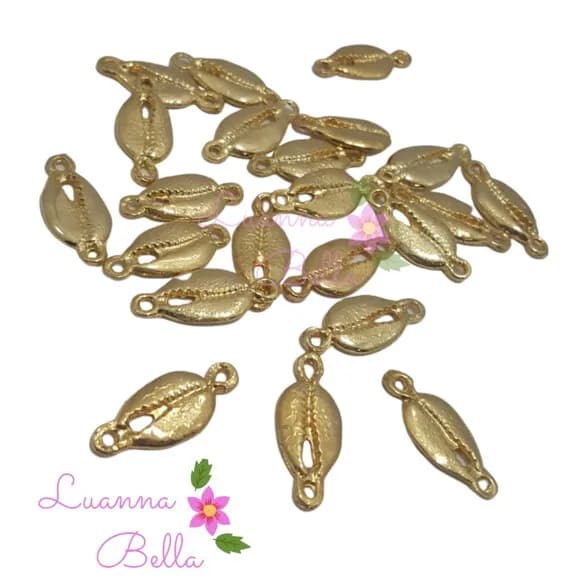 Pingente de metal Búzios dourado - pact c/ 7unds