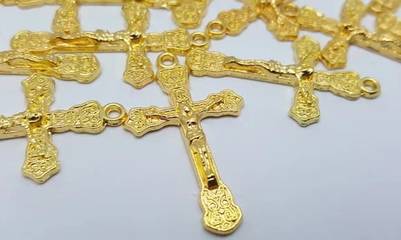 Pingente Crucifixo de Metal Dourado 2,9cm Pct C/10 Unidades