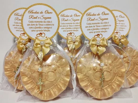 Lembrança Bodas de Ouro: Sabonete Coração Alianças com Terço