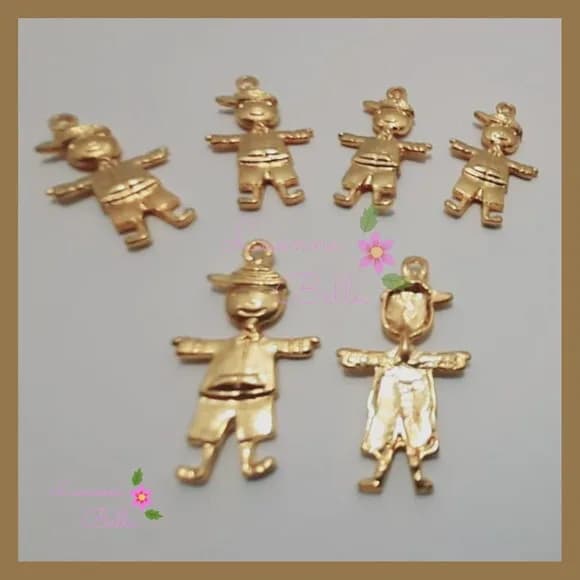 Pingente De Metal Menininho na cor Dourado - pcts c/6unds
