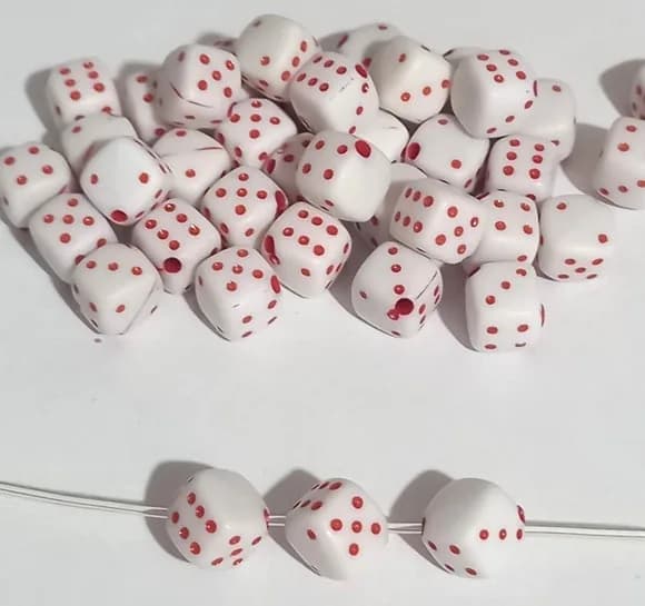 Dadinhos de Acrilico Branco c/ Vermelho 8mm - Pacotes C/100