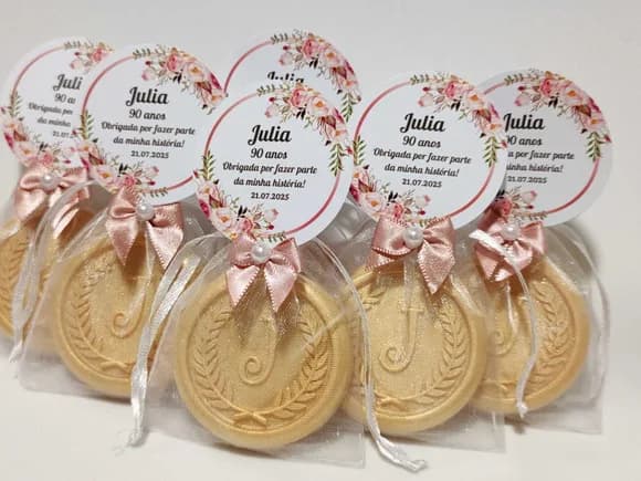 Lembrancinha 90 Anos: Sabonete Letra Inicial Personalizada